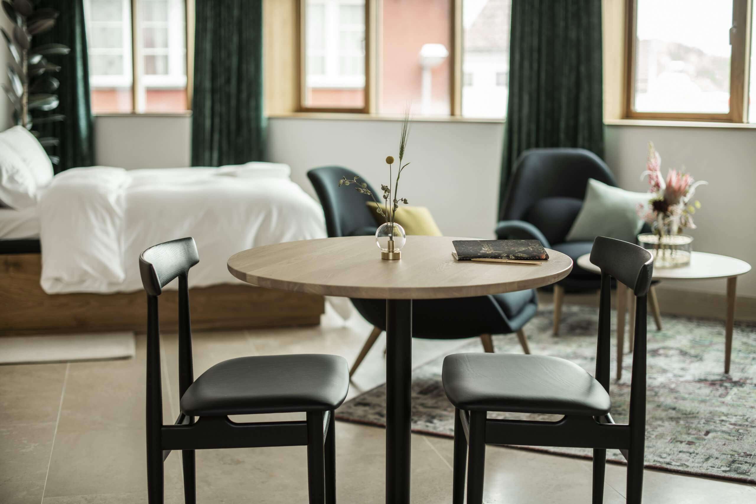 Eilert-Smith-Hotel-Junior-Suite-Chairs